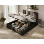 Schwarzes Polsterbett im Schlafzimmer